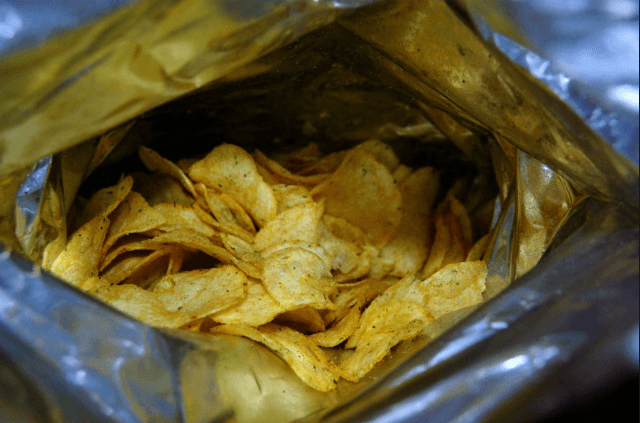 Chipsbedrijven zijn over de rooie: de regering wil DIT met chips doen! Betekent dit het einde van de knapperige snack?