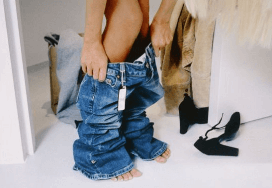 Lifehack: ZO pas je een broek zonder hem te passen! Super handig dit!