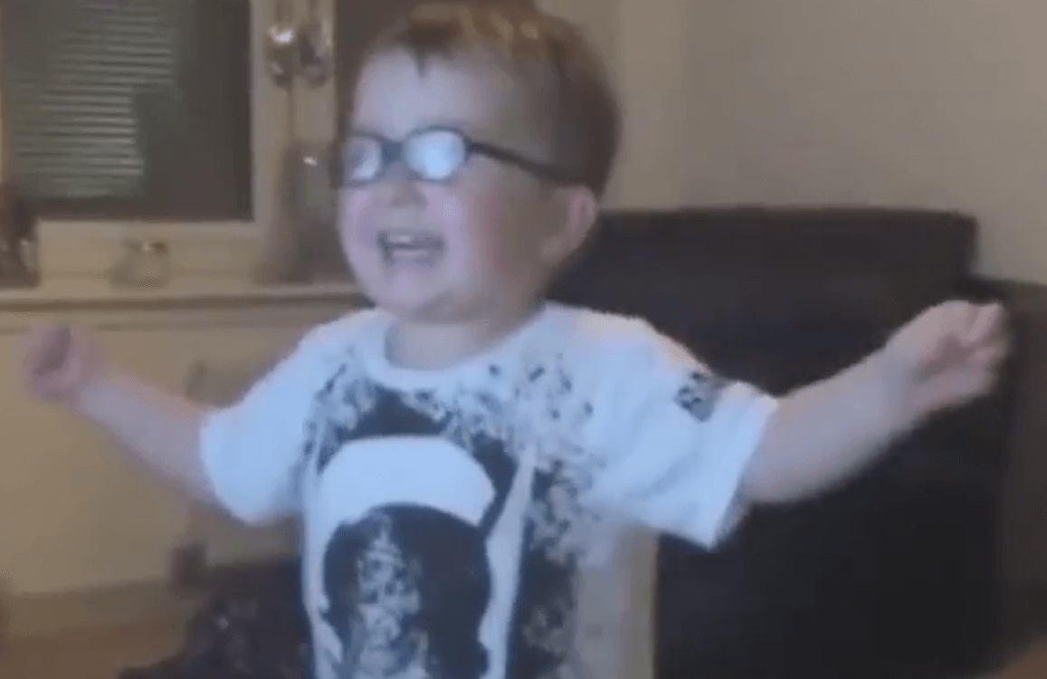 Noel de batman- en dinosaurusfan gaat opnieuw viraal met DIT fantastische filmpje!