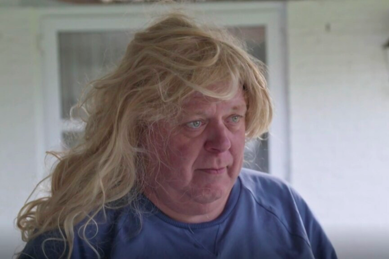 Kijkers gieren het uit om Peter Gillis met lange blonde lokken
