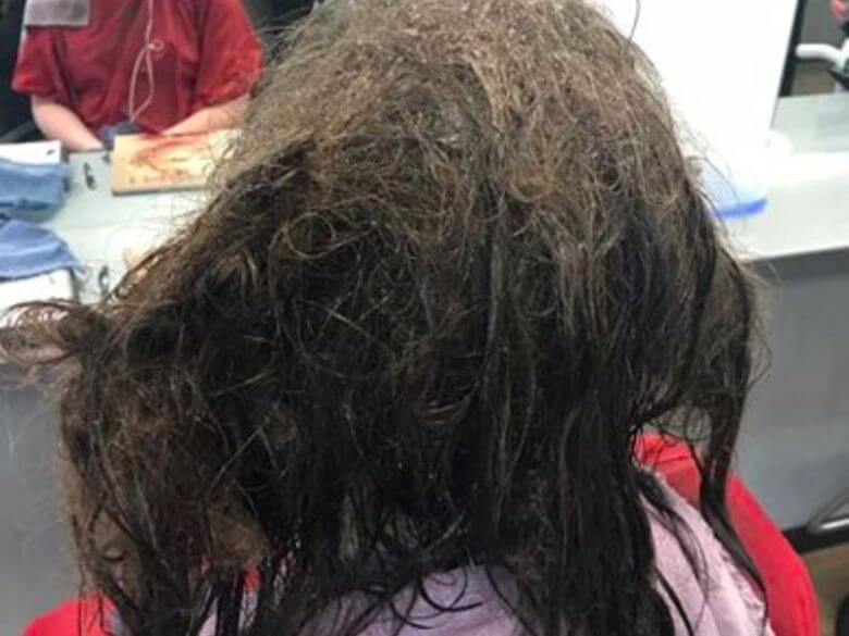 Hartverwarmend: kapster is dertien uur bezig met het haar van dit depressieve meisje