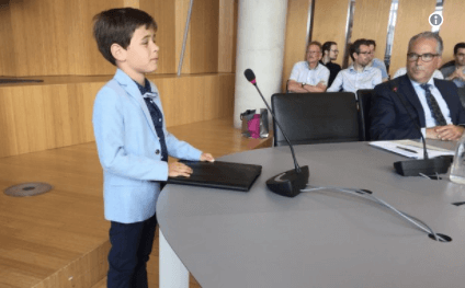 Aron (8) is tegen het stoepkrijtverbod en spreekt gemeenteraad toe
