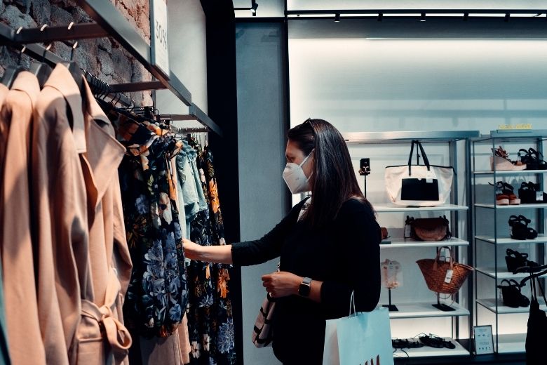 Uhm oké? Kledingmerk komt met mini-jurk mét ingebouwd mondkapje