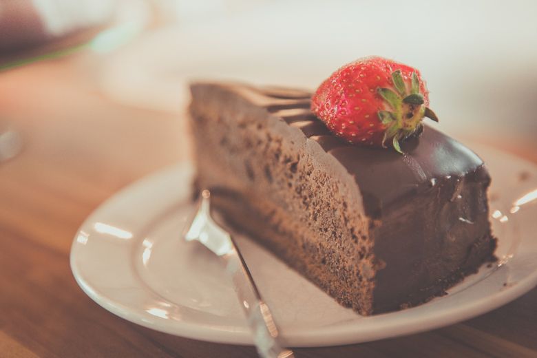 Onderzoek wijst uit: taart eten als ontbijt helpt bij afvallen