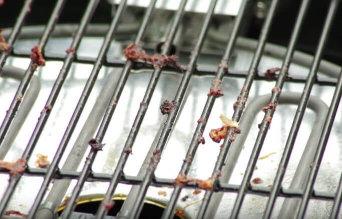 Dankzij deze truc verwijder je hardnekkige etensresten op het barbecuerooster
