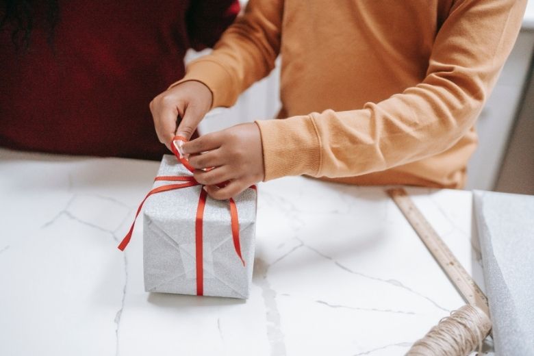 Inpakhack: zo pak je makkelijk cadeautjes met een onhandige vorm in