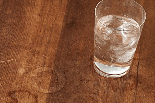 Onderzetters vergeten? Zo haal je die waterkringen uit je houten tafel