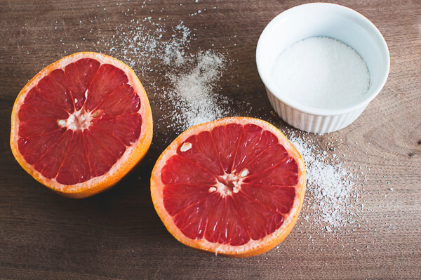 Dit is de geniale reden waarom je je badkamer moet schoonmaken met grapefruit