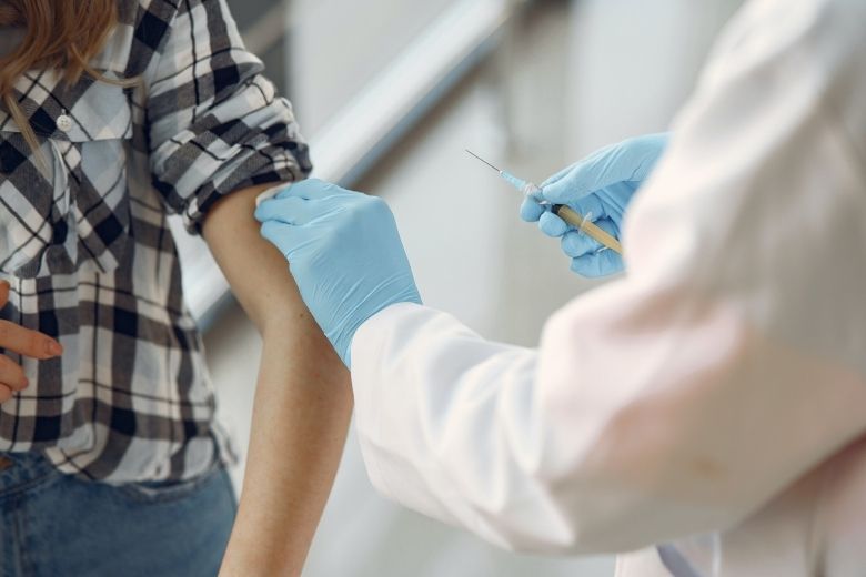 Nederland stopt uit voorzorg twee weken met AstraZeneca-vaccin 