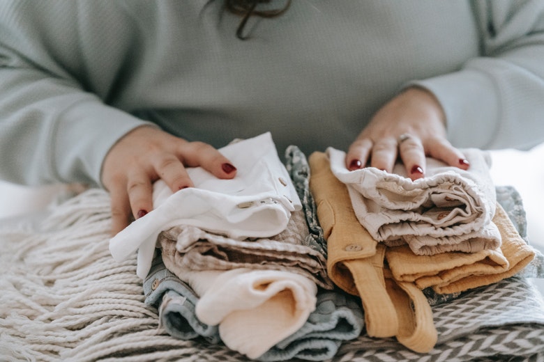 Zo verwijder je nare geurtjes uit kleding zonder het te wassen