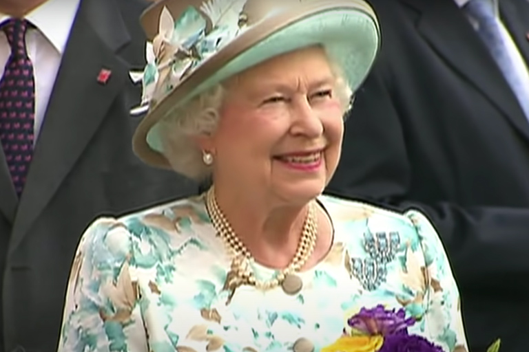 Dit is wat koningin Elizabeth verdient in een jaar