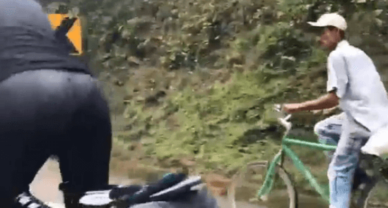 Hilarisch, dit moet je zien! Deze getrainde triatleten worden ingehaald door een 63-jarige boer