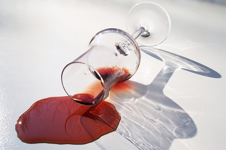 Drinken over je nieuwe tafelkleed? Het is schoon in een paar seconden op deze manier!