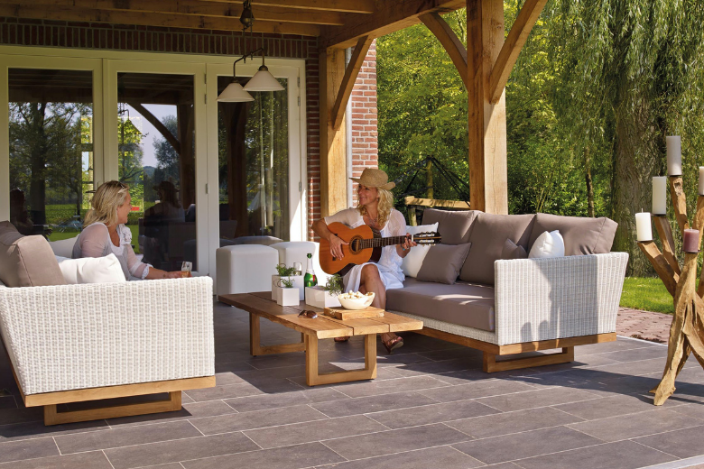 Klaar voor de zomer: zo verwijder je schimmelvlekken uit tuinkussens