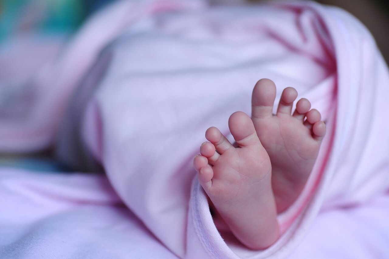 Draagmoeder bevalt plotseling van 2 baby’s: ‘Het stel nam beide kinderen mee’