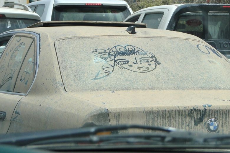 Heb jij ook een gele laag op je auto? Dit is waar het door komt