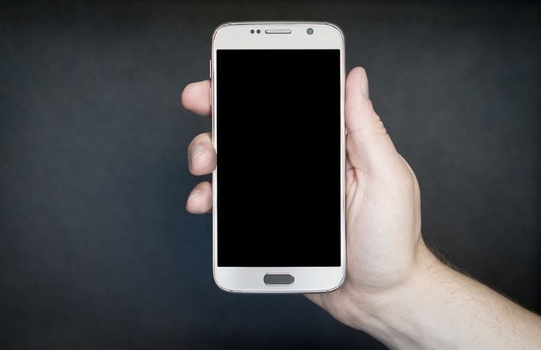 これが夜にスマホを充電すべきでない理由だ！！