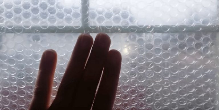 バブルラップを使って冬の間家の中を暖かく保つ方法