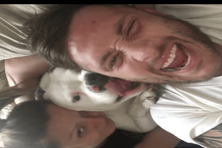 ある犬の幸せそうな写真が警察にとって必要な決定的証拠となった話