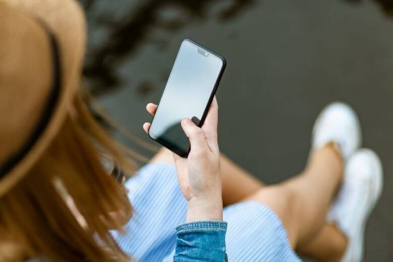 水の中にスマホを落とした次の瞬間起こった出来事が衝撃！