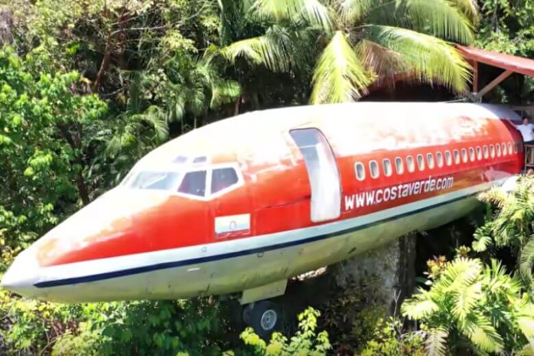 ジャングルの真ん中にある飛行機が美しい別荘に改造！？