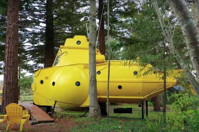 潜水艦の中にあるカップルが家を建ててしまった！？