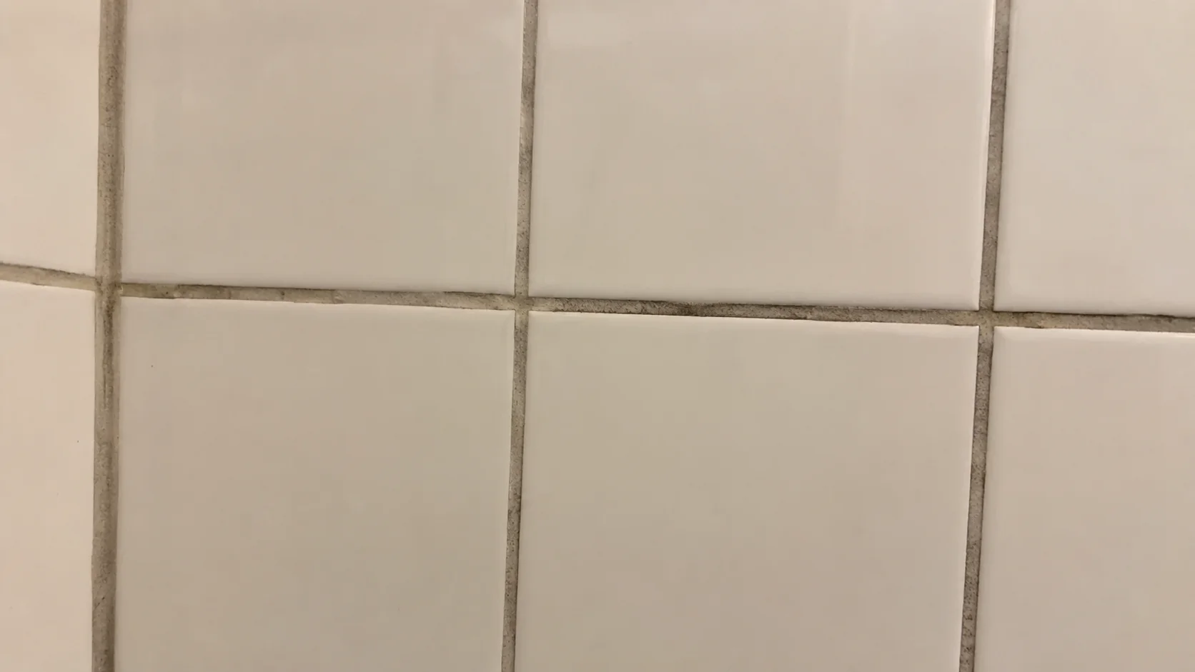 ¿Los azulejos y la lechada del baño están sucios? Aquí tienes unos sencillos consejos para que vuelvan a brillar...