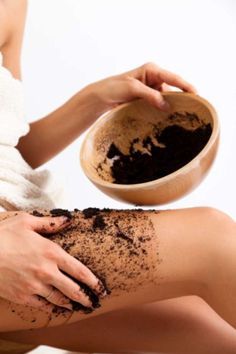 Ella usa aceite de oliva en su rutina de cuidado de la piel