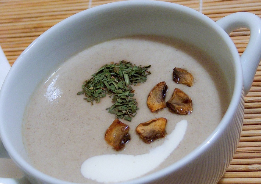 Esta cremosa sopa de champiñones solo cuesta un poco más de 1 dólar por persona y es deliciosa