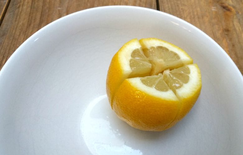Corta un limón y lo pone al lado de su cama y ésta es la razón