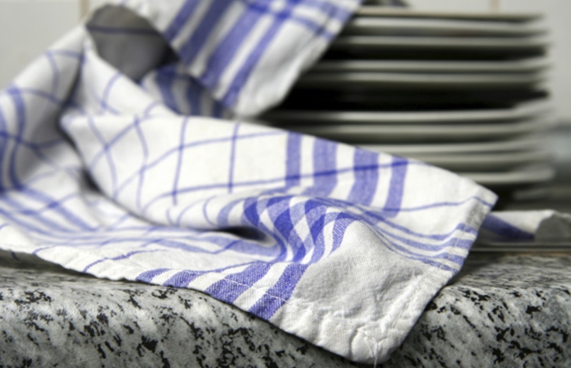 ¿Simplemente arrojas tus trapos de la cocina en la ropa normal? Entonces léelo
