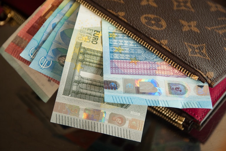 Tres cosas que nunca debe llevar en la cartera