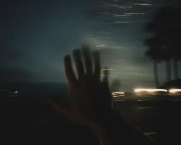 ¿Qué le pasó a la chica que se quedó dormida en la playa?