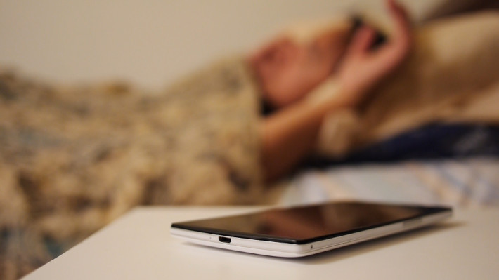 ¿Siempre cargas tu teléfono de noche? No deberías hacer eso nunca más y esta es la razón