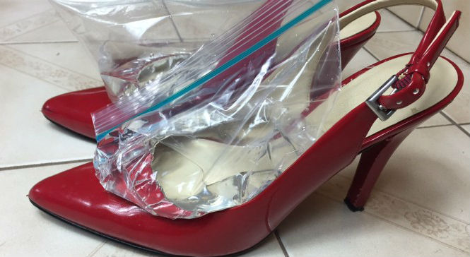 ¡Ella pone bolsas llenas de agua en sus zapatos y la razón es genial! ¡Tienes que intentarlo!