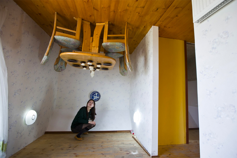 Dieses Haus steht auf dem Kopf – warte, bis du es von innen siehst!