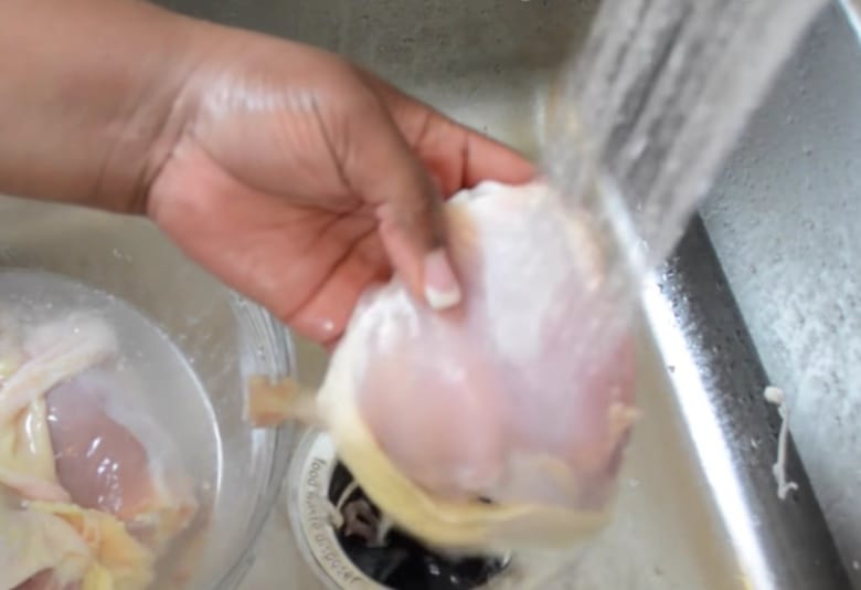 ‘Debes lavar el pollo crudo antes de prepararlo’: ¿verdadero o falso? ¡Tenemos la respuesta!