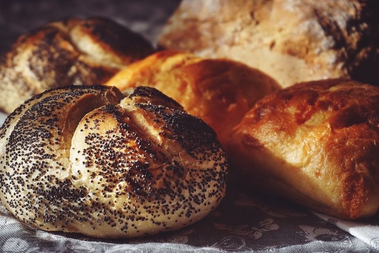 Extraño: Hombre da positivo por drogas después de comer pan de semillas de amapola