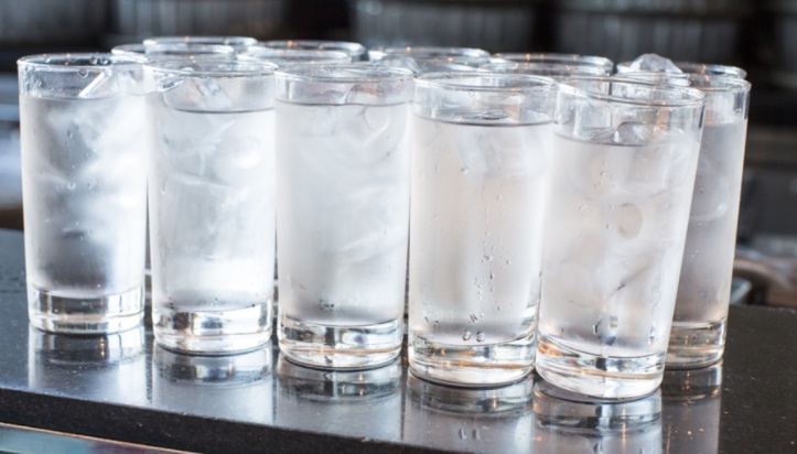 Esto le sucede a tu cuerpo cuando bebes demasiada agua