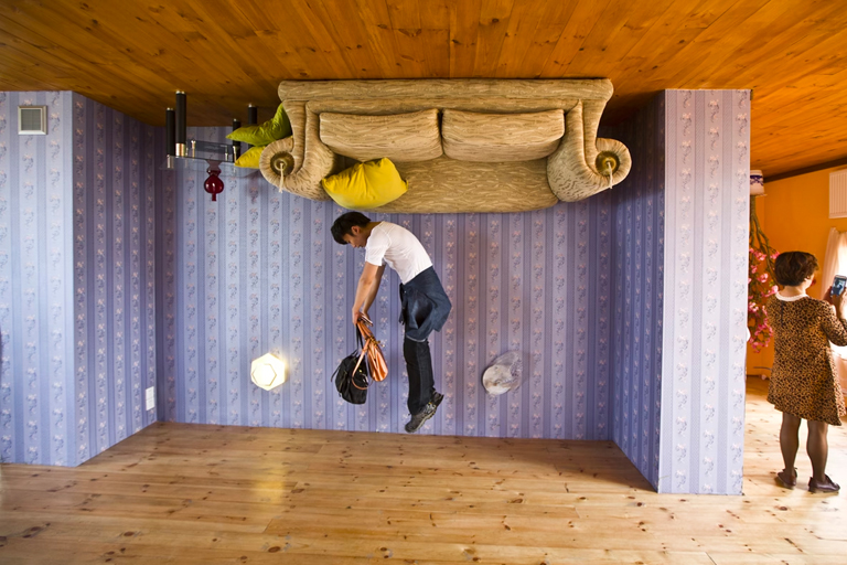 Dieses Haus steht auf dem Kopf – warte, bis du es von innen siehst!