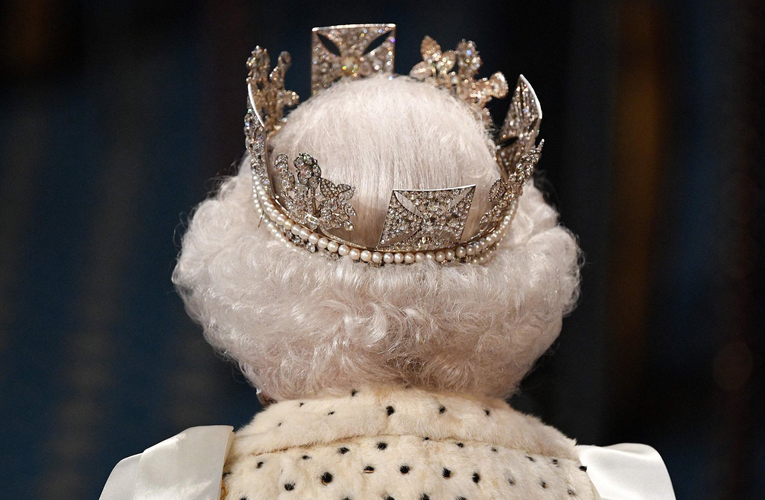 17 Weird Things You Didn't Know The British Royal Family Can't Do