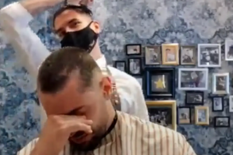 Peluquero se afeita el cabello en solidaridad con un paciente con cáncer