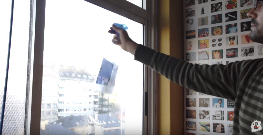 ¿Demasiado frío por dentro? ¡Pega ESTO en tus ventanas y tu casa se calentará instantáneamente! ¡Es efectivo y barato!