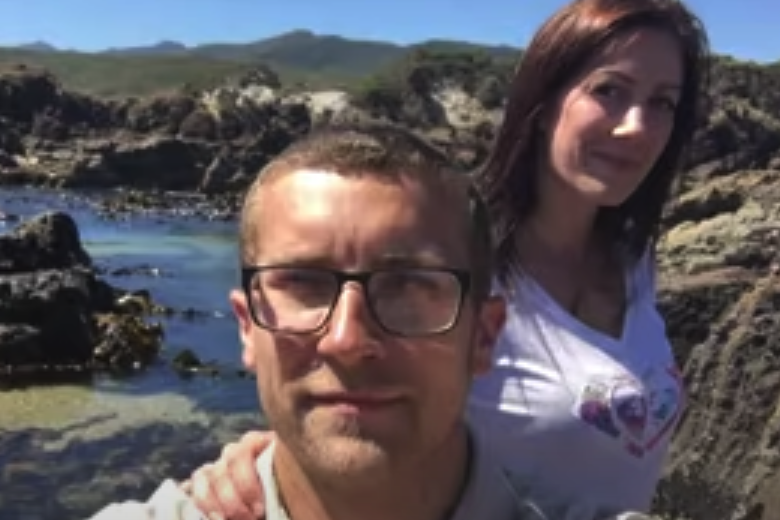 Un hombre crea un collar para su novia y ella se queda de piedra cuando descubre lo que hay dentro