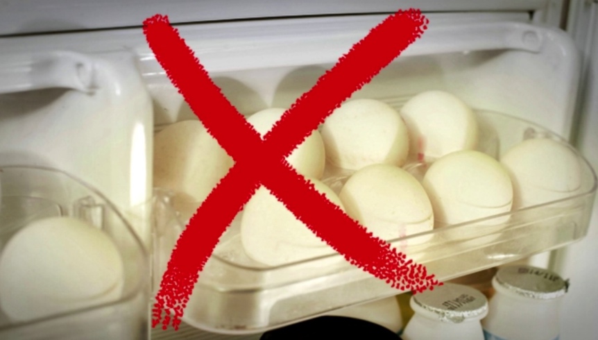 Guardas tus huevos en la puerta de tu refrigerador