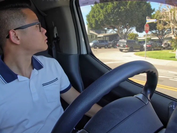 Un hombre abandona su apartamento por un coche: ¡no creerá lo que hay dentro!