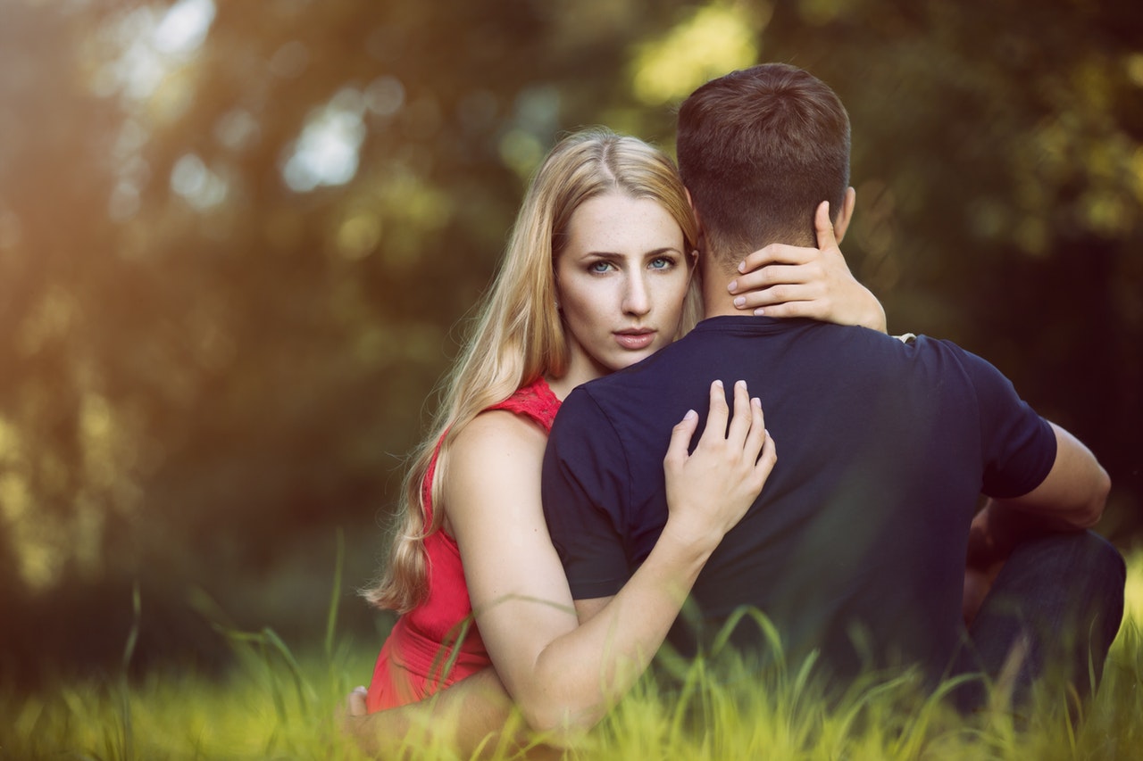 Las personas con este signo del zodiaco son más propensas a engañar a su pareja