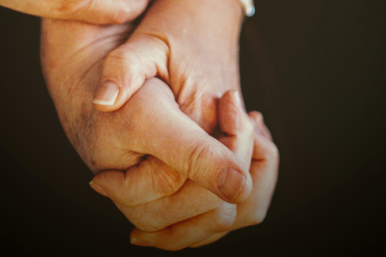 Hijo adoptivo se reencuentra con su madre biológica después de 58 años