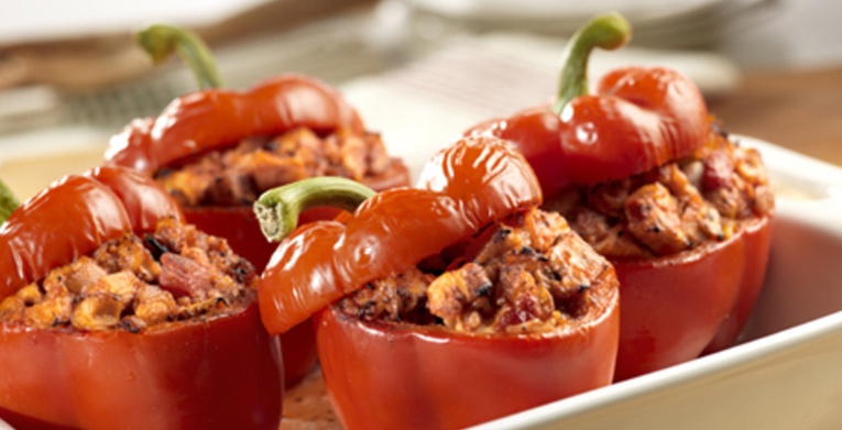 Estos pimientos rellenos con salsa de pollo y tomate iluminarán tu día