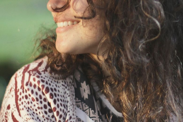 ¿Tienes papada? Así es como la puedes hacer menos prominente